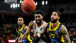 Los dos recambios que maneja Maccabi para sustituir a Josh Nebo