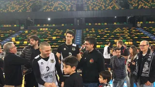 VÍDEO: La afición del RETAbet Bilbao Basket sorprende a los suyos en el entrenamiento