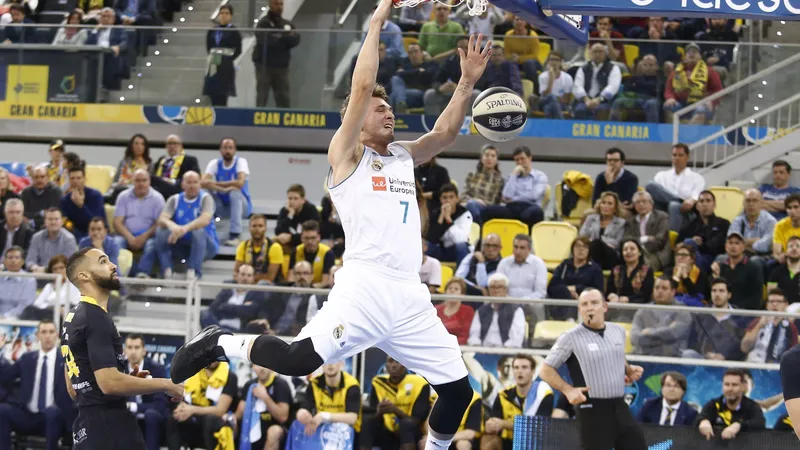 El Real Madrid acaba con el sueño tinerfeño y buscará el repóquer (59-77)