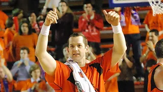 Tom y Paraíso se disfrazan de El Fantasma del Cajasol (con galería)