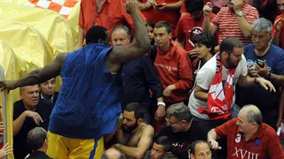 La furia de Big Sofo: se lanza como un poseso sobre aficionados del Hapoel VIDEO