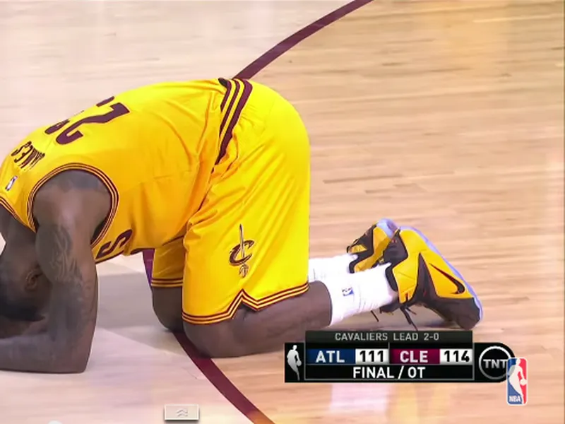 LeBron James firma un bestial triple-doble para situar a los Cavs a un paso de la final