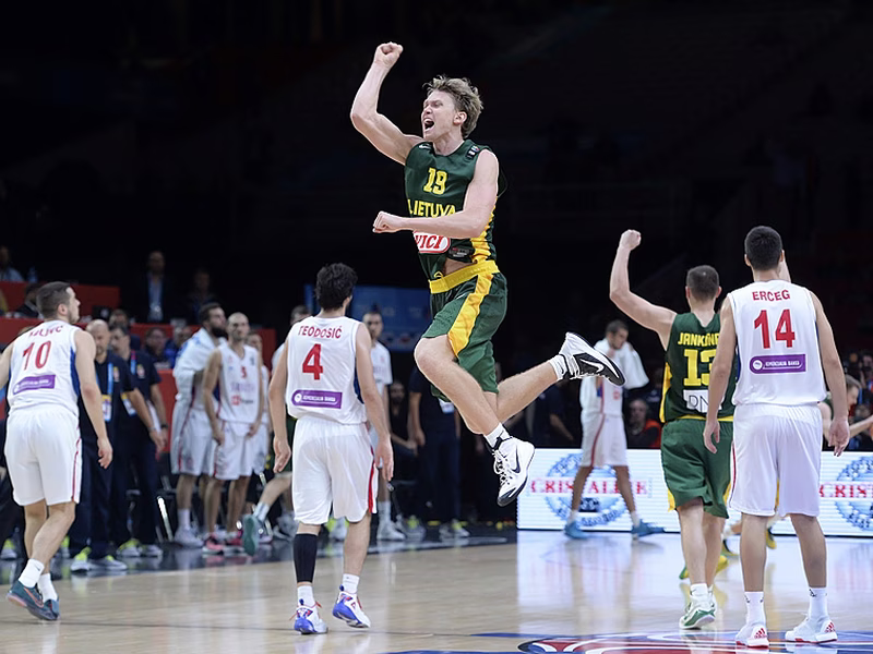 Valanciunas y Kuzminskas ayudan a Lituania a derrotar a la todopoderosa Serbia (64-67)