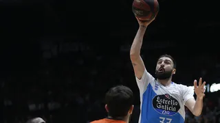 Una canasta de Obst decide un gran derbi a favor de Monbus Obradoiro (75-73)