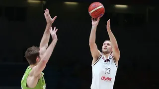 La magia de Strelnieks mete a Letonia en cuartos tras derrotar a Eslovenia (73-66)