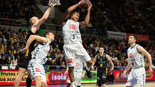 Delteco GBC vence en Tenerife y aprieta la lucha por la permanencia (60-67)