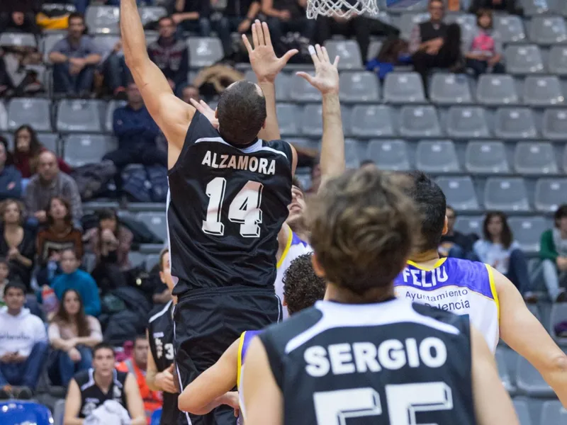 Alzamora y Diego Sánchez, experiencia para Lleida y Oviedo; cesiones de Salash y Homs