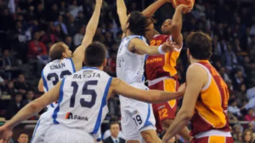 Liga Turca (J20): Anadolu Efes sigue a la baja y cede el liderato a Galatasaray. Corey Fisher, enorme MVP rozando el triple doble (25+12+8)