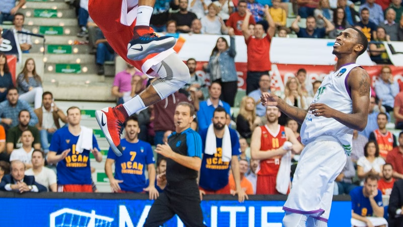 Baron se viste de Campazzo y lleva a UCAM al liderato a pesar del partido de Fogg (83-75)