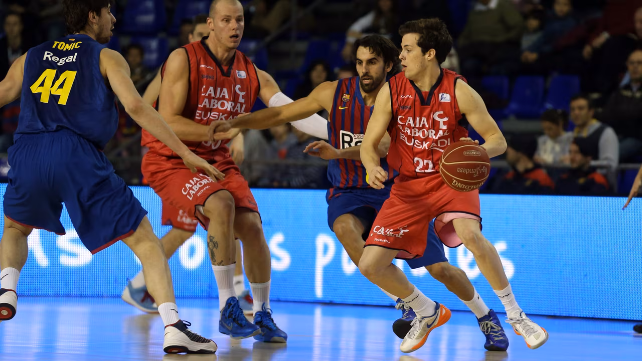 El Caja Laboral corta las aspiraciones del Barça por la segunda plaza (67-69)