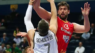 España vive en el filo pero vence a Alemania