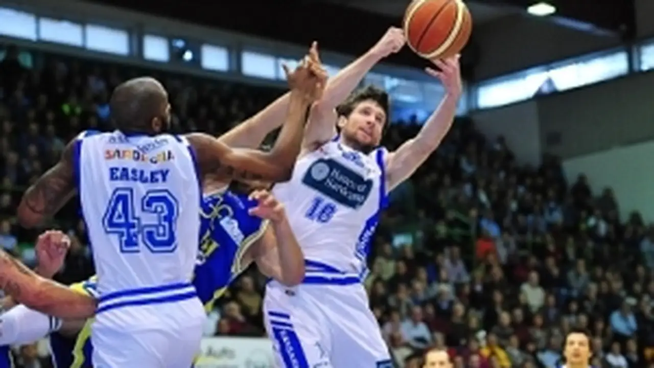 Lega (play off): la Dinamo Sassari de Drake Diener deja fuera a la Virtus de Sanikidze y Koponen; Varese fuerza el cuarto partido contra la todopoderosa Montepaschi Siena