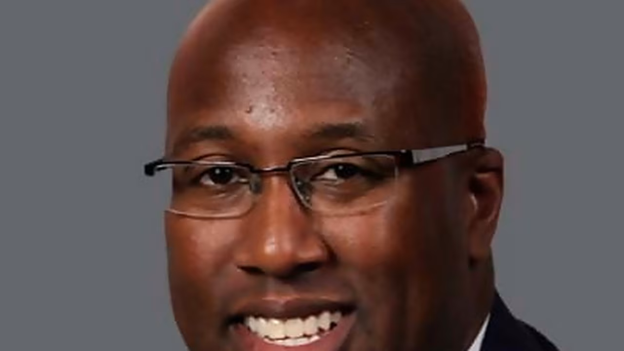 Mike Brown, el hombre que no hizo feliz a LeBron, nuevo entrenador de los Lakers. Sobrevuela la figura de Messina como asistente, aunque tiene dura competencia
