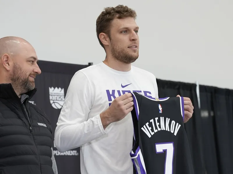 OFICIAL: Vezenkov es presentado por los Kings y deja esta curiosa reflexión