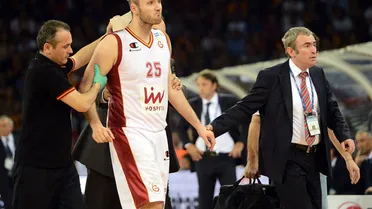 Un triple de Arslan deja a Galatasaray a un paso del título. Macvan da el susto