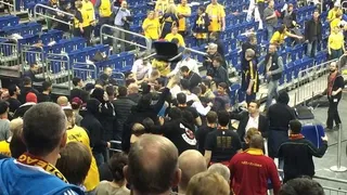 VIDEO Los ultras de Galatasaray la lían en el O2 World de Berlín