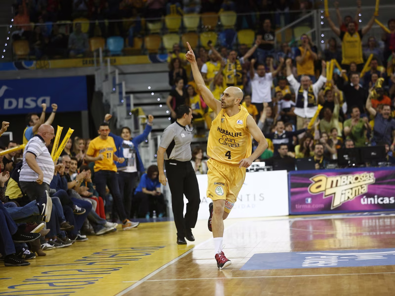 La edad no importa; Albert Oliver se desata y noquea al Barça (76-70)