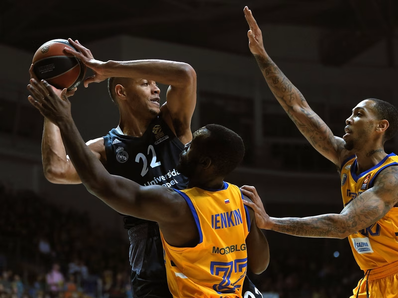 El Real Madrid vence con autoridad al Khimki y se asegura el factor cancha (75-100)