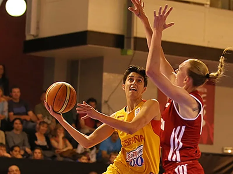 Los 30 puntos de Alba Torrens desmontan a Rusia (77-72)