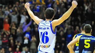 Drake Diener (Dinamo Sassari) celebra su MVP con 7 triples en un cuarto contra Brindisi