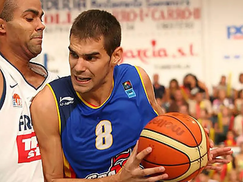 Tyson Chandler confirma que se va a Toronto en el mismo trade que enviaría a José Manuel Calderón a los Bobcats. Los Spurs presentan a Tiago Splitter