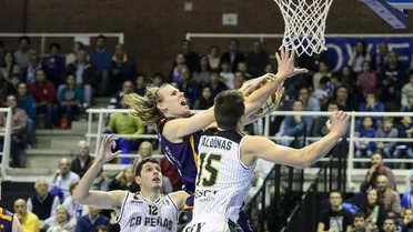 Huesca asalta Pumarín. CB Prat gana en Lobete y aprieta la lucha por el descenso