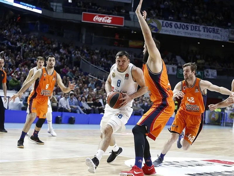 Real Madrid tira de orgullo ante Valencia Basket en un partido con poco baloncesto (91-72)
