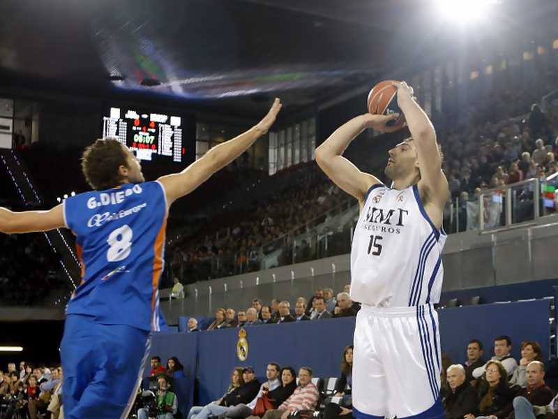 El Real Madrid gana a un Menorca Básquet que nunca dejó de competir<br>