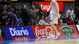 Marcelinho, sobre la bocina, da al Caja Laboral la victoria en el duelo de la inconsistencia (76-74)