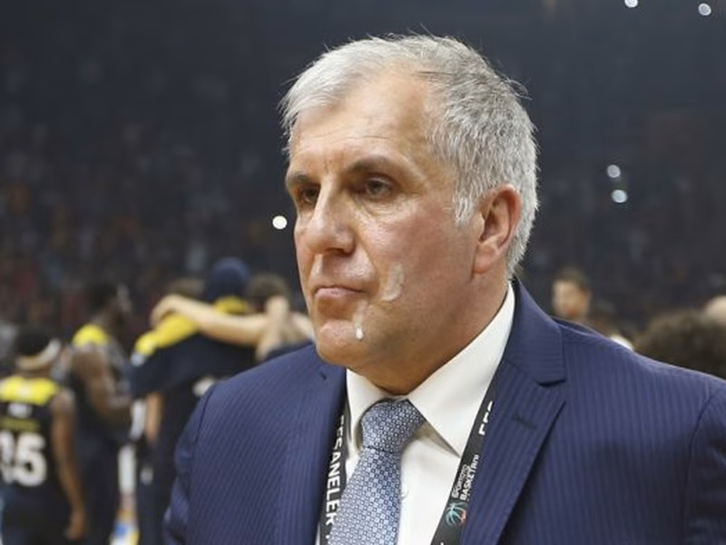 Lamentable: botellazos al banquillo de Fenerbahce y Obradovic, escupido en la cara