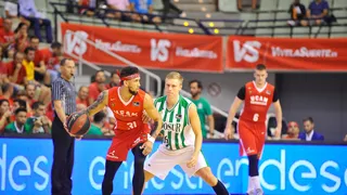 Hunt y Larentzakis lanzan a Booker ante el Coosur Real Betis (90-78)