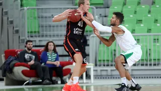 Antoine Diot certifica la primera posición del Valencia Basket con un triple (72-75)