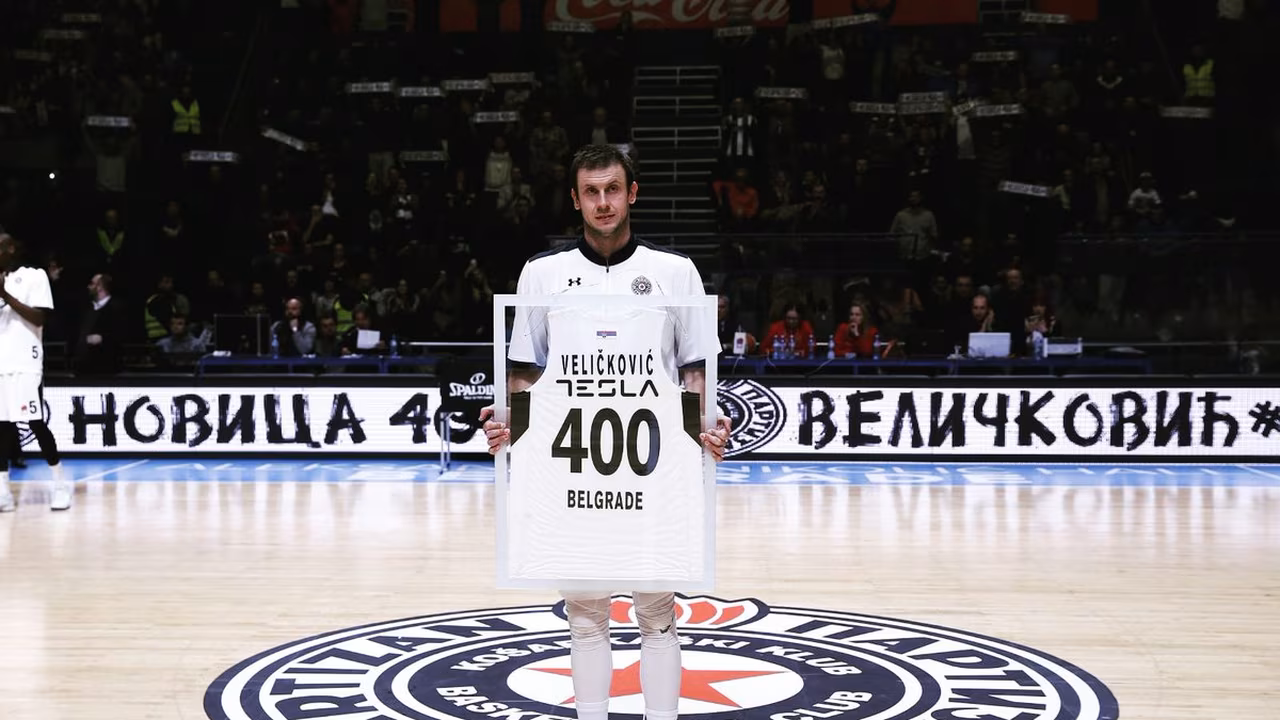 Zoco: Penney, Trinchieri, Velickovic, Kalnietis, Jones, Banchi