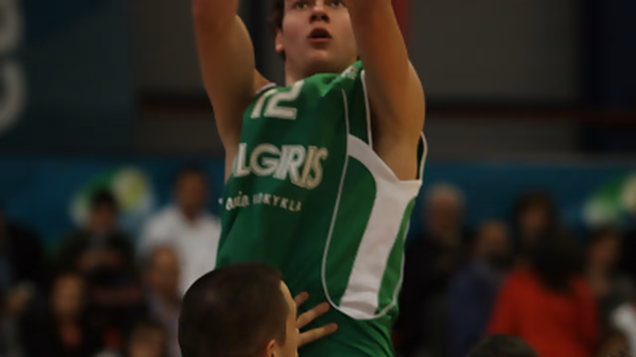 Donatas Motiejunas sigue el camino de Jan Vesely y también se retira del draft