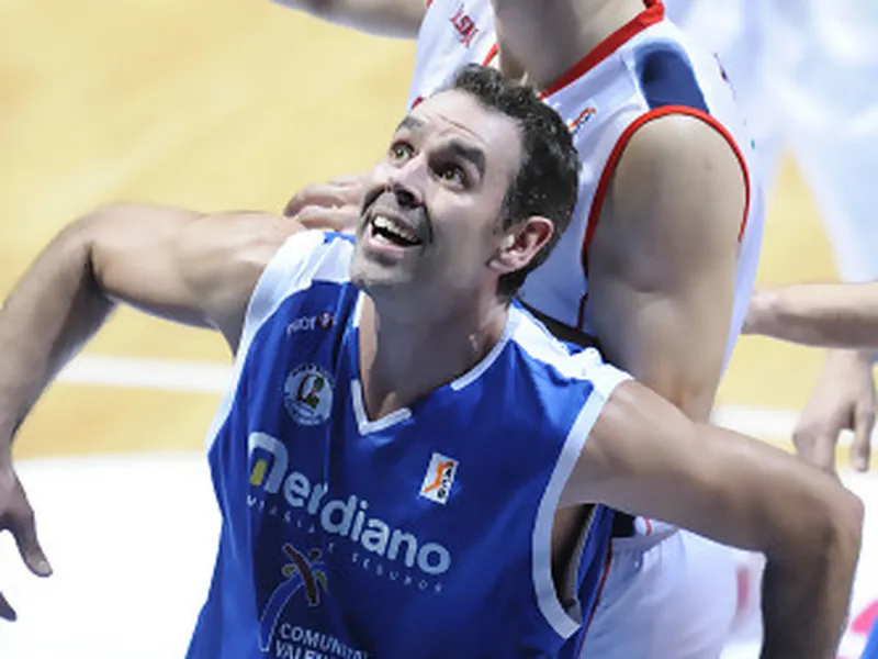 Caja Laboral vence desde la línea de 6,25 al Meridiano Alicante (90-75)