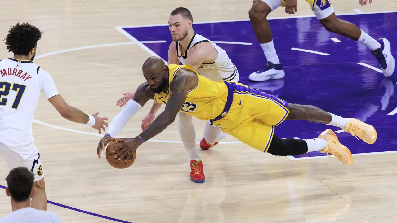 LeBron James realiza una jugada increíble y los Lakers vencen a los Nuggets en tiempo extra