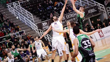 Rakocevic tumba al Oviedo sobre la bocina; Coruña se lleva el duelo directo ante Araberri