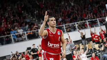 Oficial: Nikos Zisis será el sustituto de Laprovittola