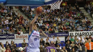 Uriz levanta para Lagun Aro GBC un partido marcado por el guión impuesto por Blancos de Rueda Valladolid