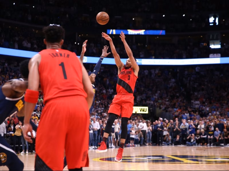Playoffs NBA: McCollum se disfraza de Lillard para viajar a las Finales del Oeste