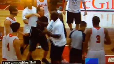 Gregg Marshall pierde los papeles de manera desproporcionada en un amistoso (VIDEO)