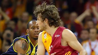 ¡Ligas Ext! Fenerbahce iguala en cabeza a Efes Pilsen; Panathinaikos suda sangre para ganar al PAOK; el Khimki sufre pero gana con 21 puntos de Fridzon; Treviso y Roma no despegan en Italia
