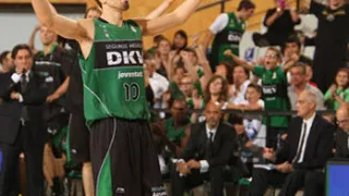 Los canteranos verdinegros la arman para derrotar a un combativo Menorca Basquet (91-73)