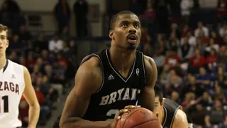 Tras terminar periplo colegial en Bryant, Alex Francis impone su ley en Islandia (37 val)