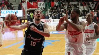 Milano y Reggio Emilia sufren para ganar, Avellino, enrachado; Brandon Davies, MVP