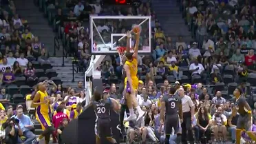 Larry Nance Jr emula a su padre posterizando a Festus Ezeli (VIDEO)