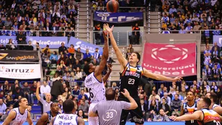 Dominique Sutton guia a San Pablo Burgos a la victoria ante un desanimado Delteco GBC (96-73)