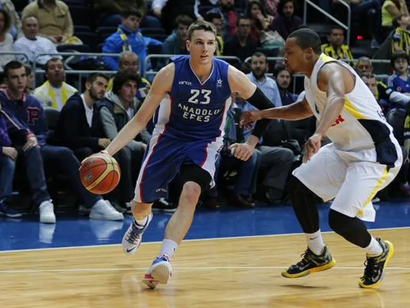 Derrota de Fenerbahce ante Efes y preocupación por las lesiones de Bjelica y Goudelock