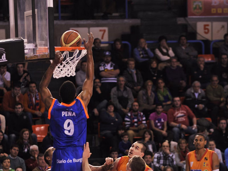 Coruña conquista El Plantío y aleja al Burgos de la Copa. COB vence el duelo de colistas