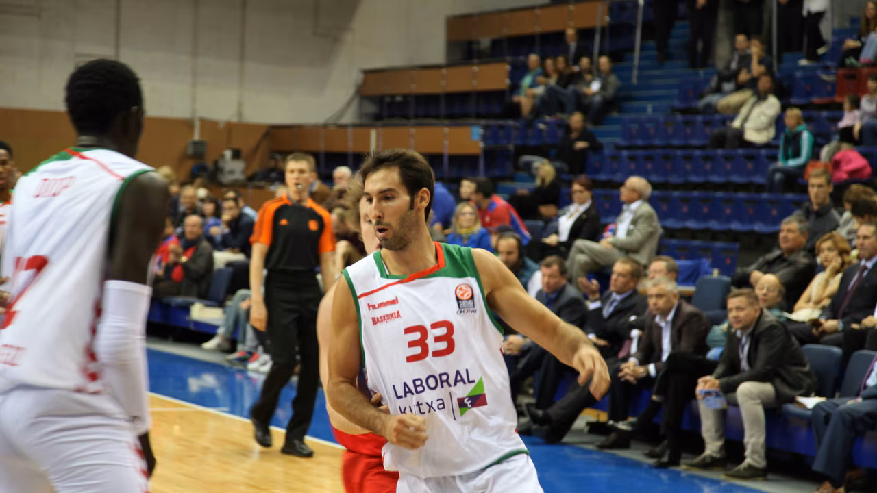 Alberto Corbacho pone la guinda al juego exterior de Río Natura Monbus Obradoiro